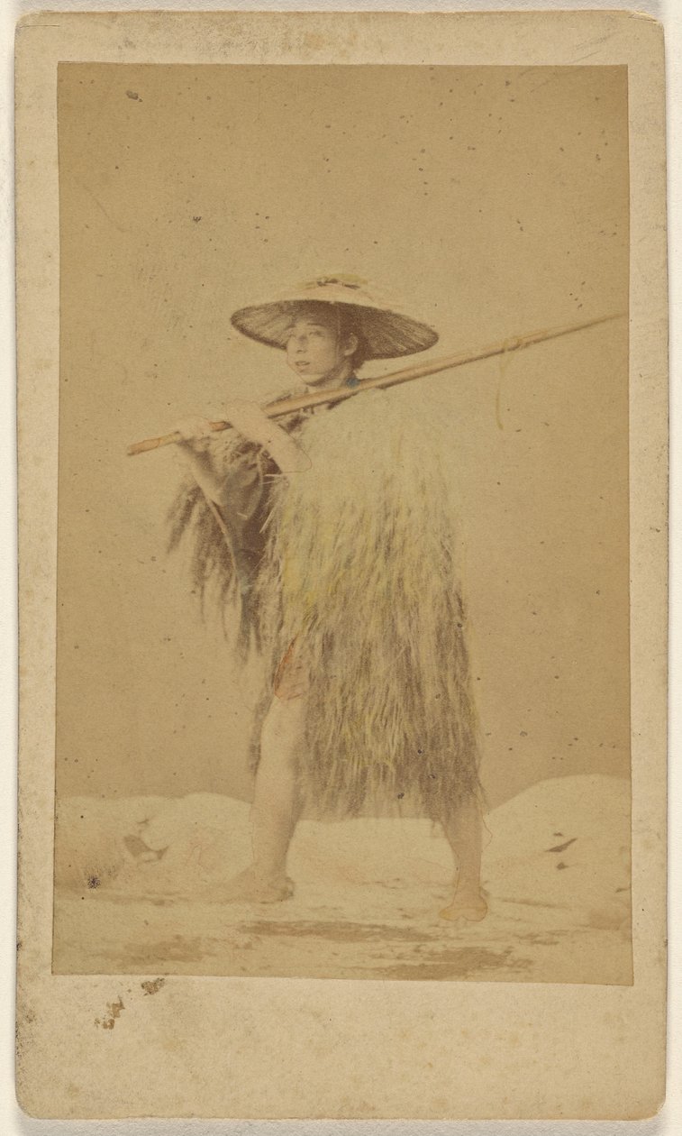 [Hombre japonés con capa de lluvia de paja y sombrero, llevando un palo largo] de Unknown artist