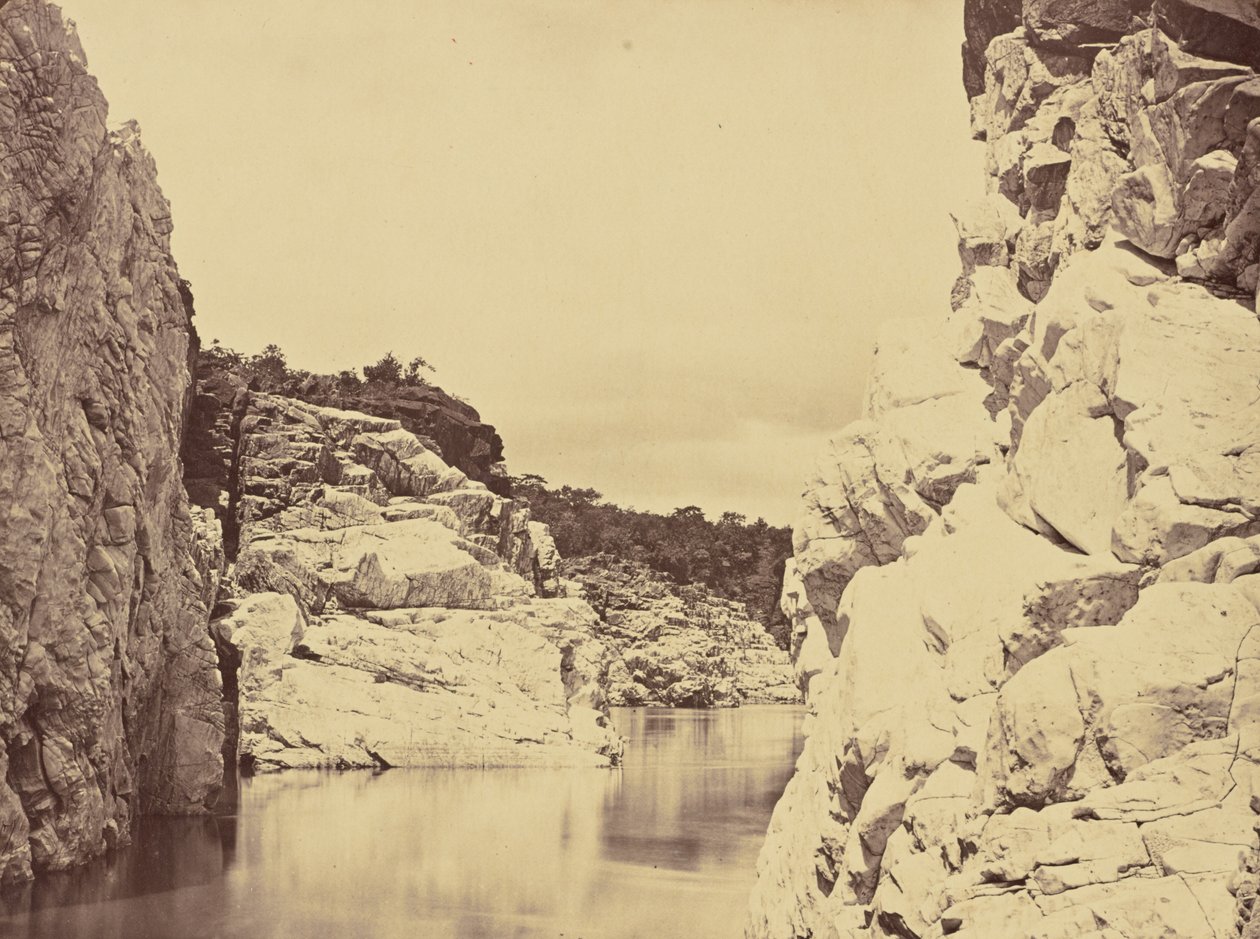 [Rocas de mármol en Nerbudda] de Unknown artist