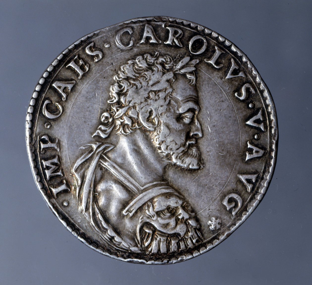 Moneda acuñada en nombre e imagen del emperador Carlos V (1500-1558). de Unknown artist