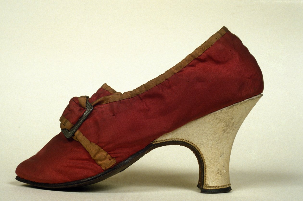Modelo de zapatos (zapatos de salón) rojos con tacón para mujeres del siglo XVIII. Museo del Castello, Milán de Unknown artist
