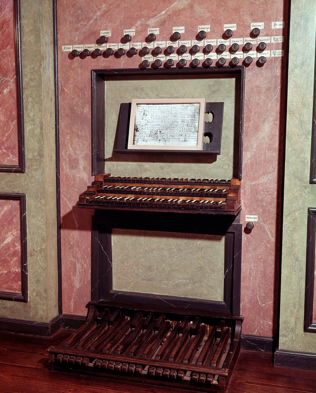 Órgano de la iglesia Marienkirche, Bonn, Alemania, que Ludwig van Beethoven (1770-1827), compositor alemán, solía tocar de niño) Museo Beethoven, Bonn de Unknown artist