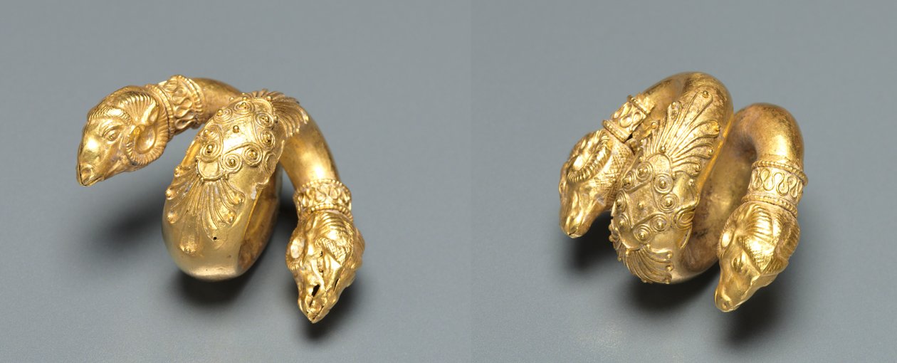 Pair of Hair Ringlets with Ram Head de Unknown artist