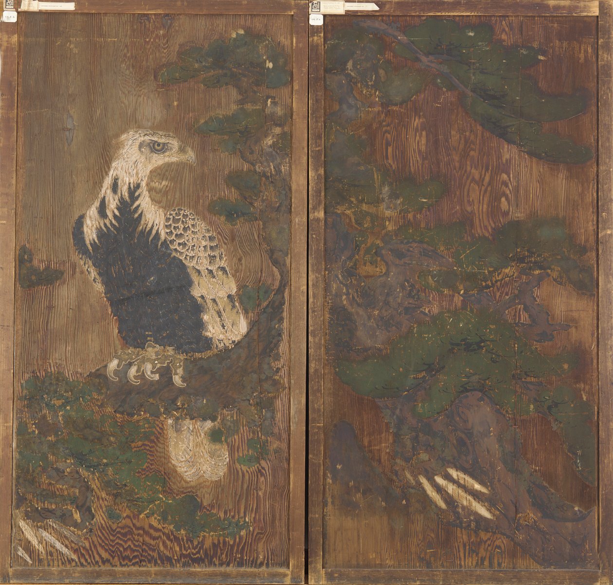 Par de puertas con águila en un pino por un lado; ciervo y flores de cerezo por el otro de Unknown artist