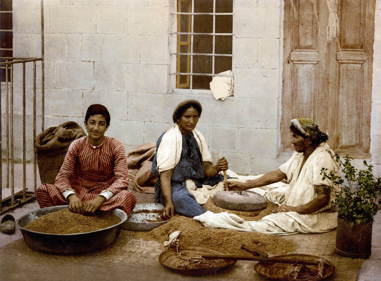 Campesinos moldeando trigo en Jerusalén. Fotochrome sd. entre 1890-1900. de Unknown artist