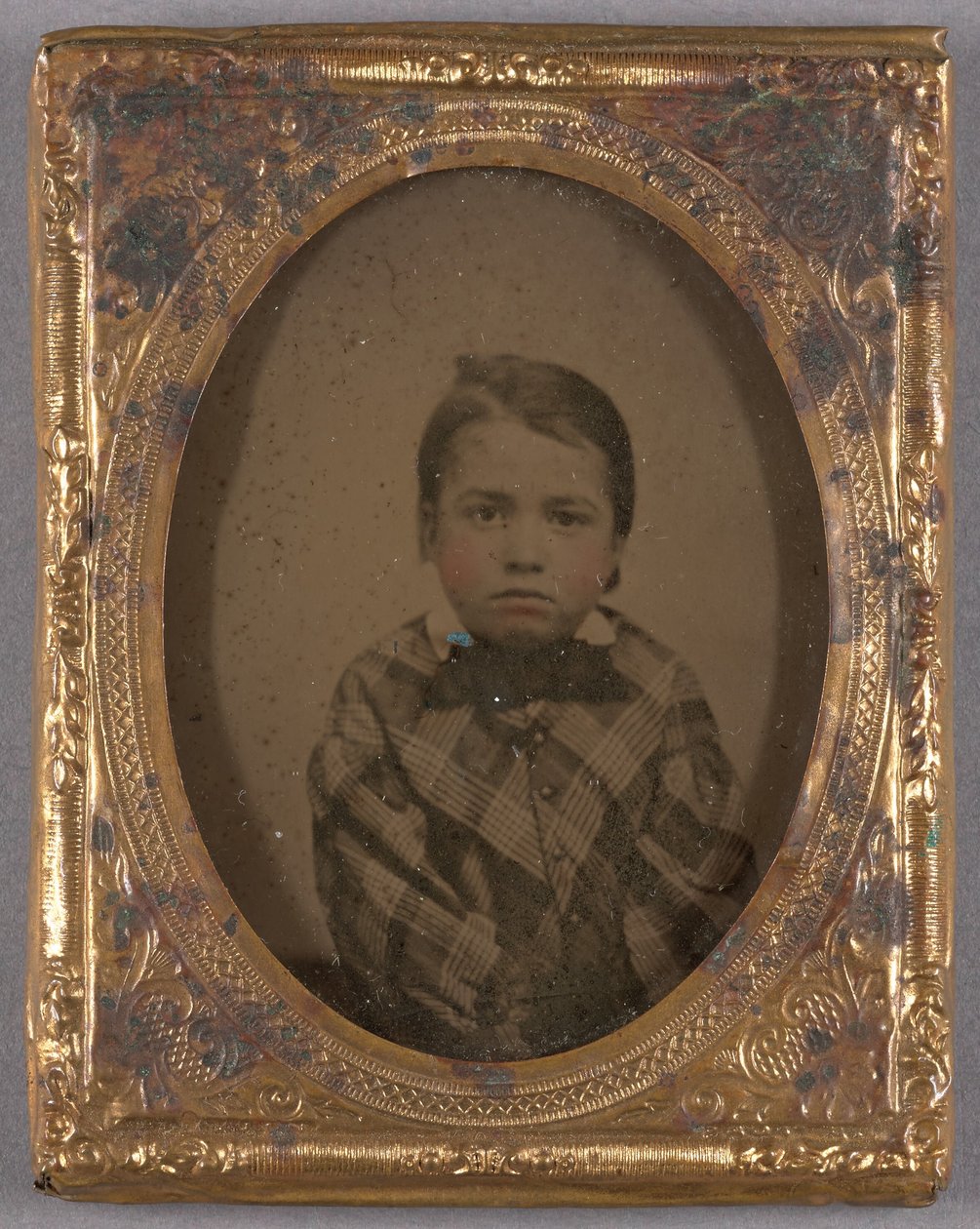 [Retrato de un niño con abrigo a cuadros y pajarita] de Unknown artist