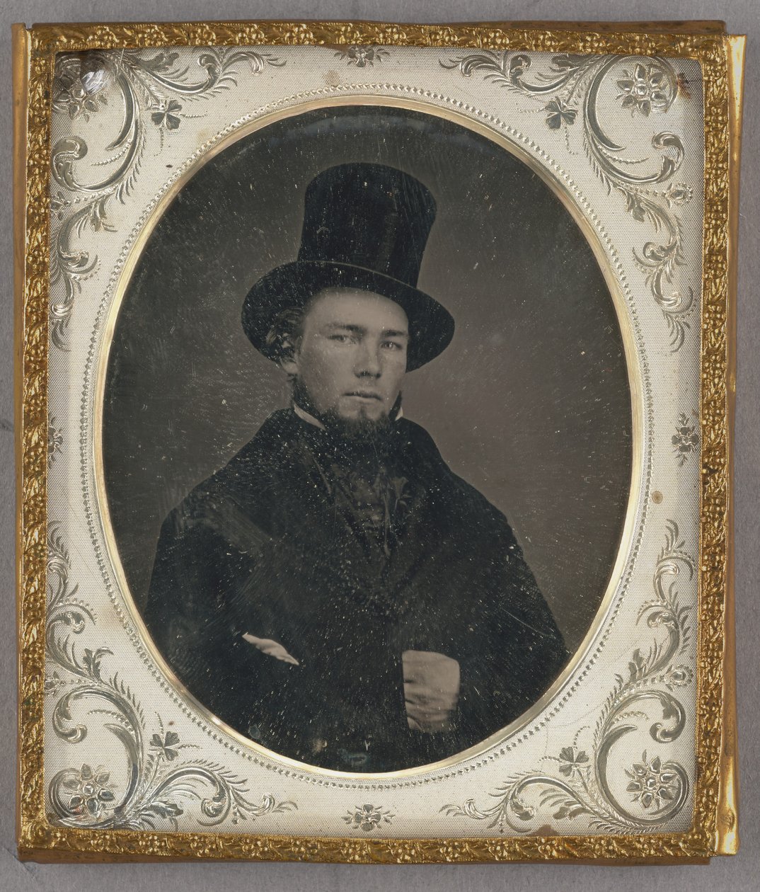 [Retrato de un hombre sentado con bigotes en la barbilla y sombrero de copa] de Unknown artist
