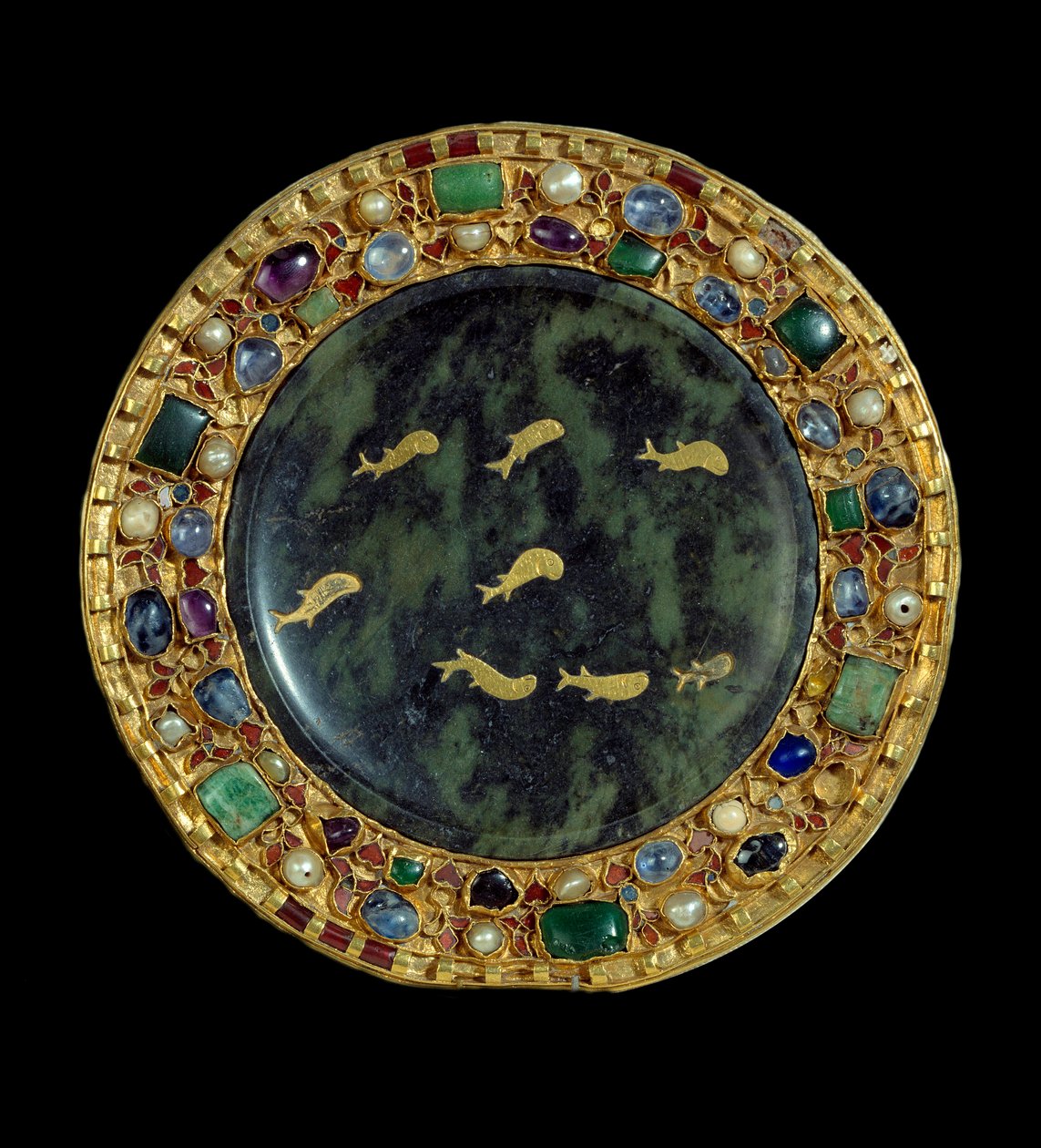 Objeto religioso: patena de serpentina que data del siglo I a.C. o del Bajo Imperio Romano y marco de oro incrustado con perlas y piedras preciosas que data del período de Carlos el Calvo (850-900 d.C.). París, Museo del Louvre de Unknown artist