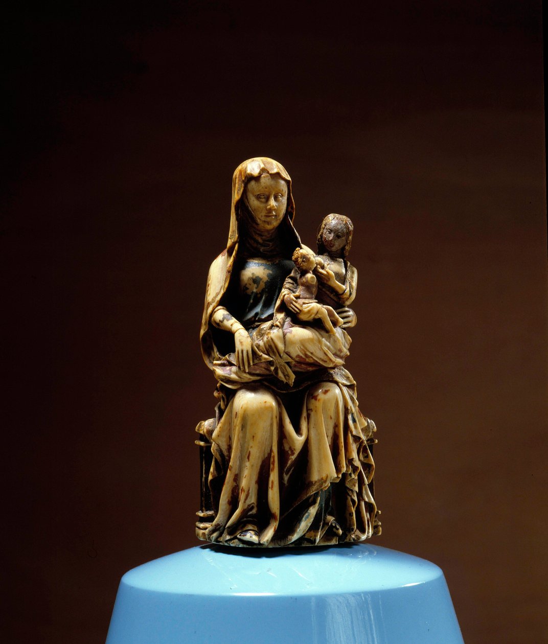 Santa Ana, la Virgen y el Niño Escultura de marfil del siglo XIV. Realizada en el norte de Francia. Musée Vivenel, Compiègne de Unknown artist