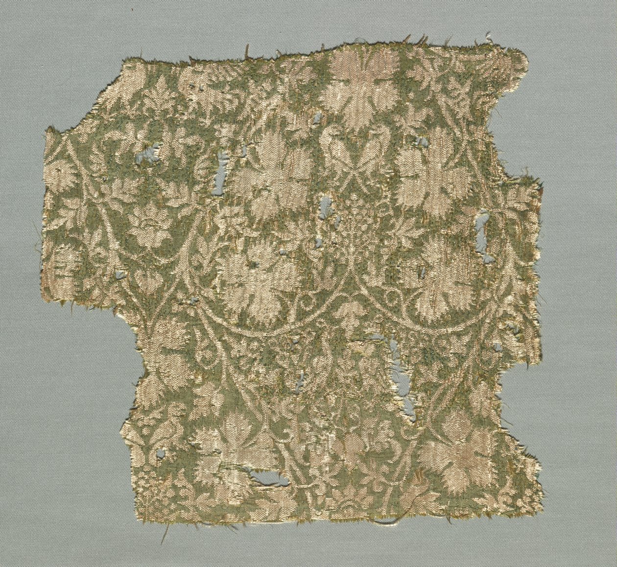 Silk fragment with scrolling vines, grape leaves, grapes and birds de Unknown artist