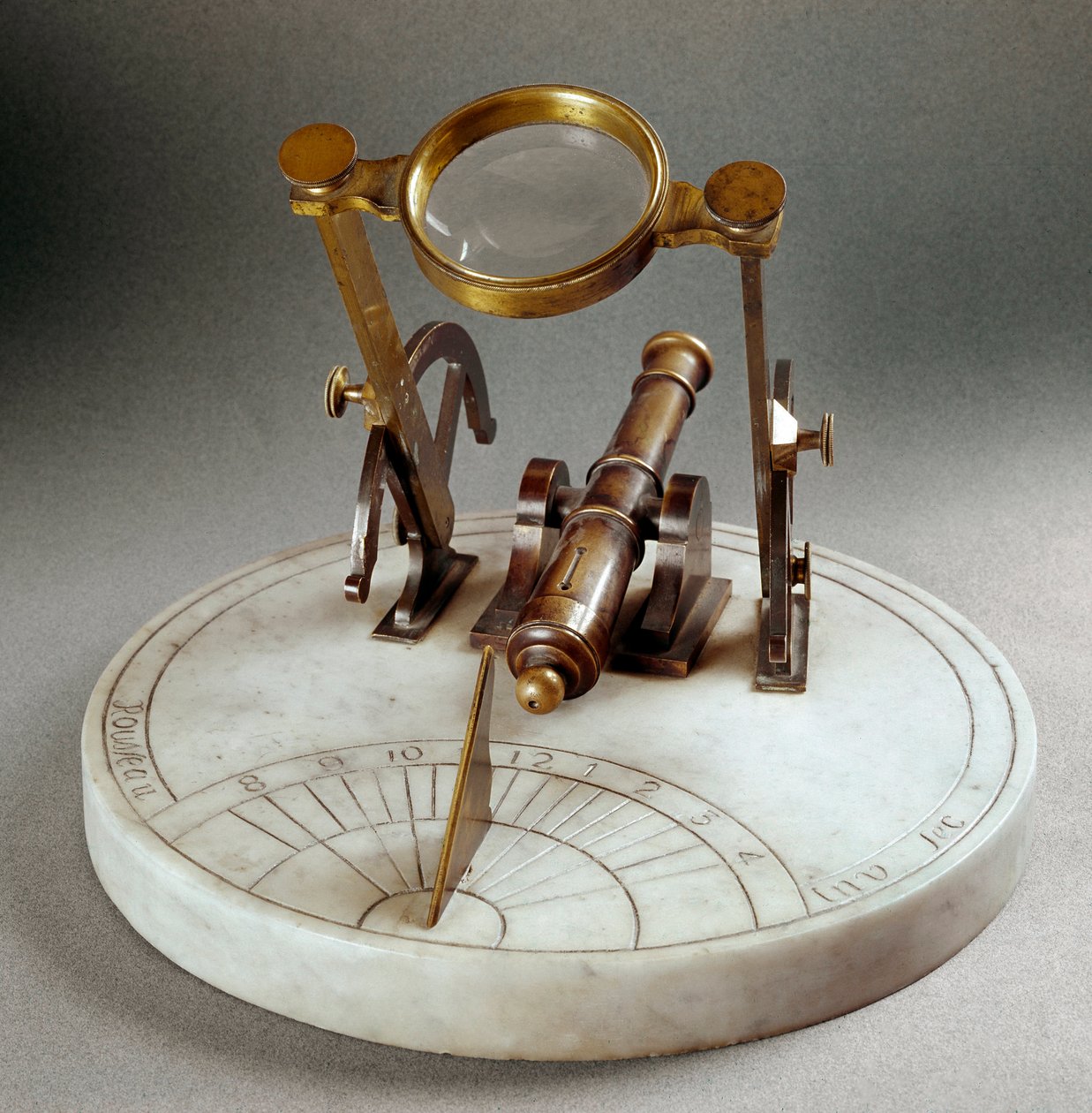 Reloj solar llamado "Cañón de mediodía": compuesto por una placa de mármol con una meridiana grabada. Una lente inclinada permite disparar la pólvora de un pequeño cañón de bronce al mediodía. Diámetro 30 cm. Realizado por Rousseau. Finales del siglo XVIII de Unknown artist