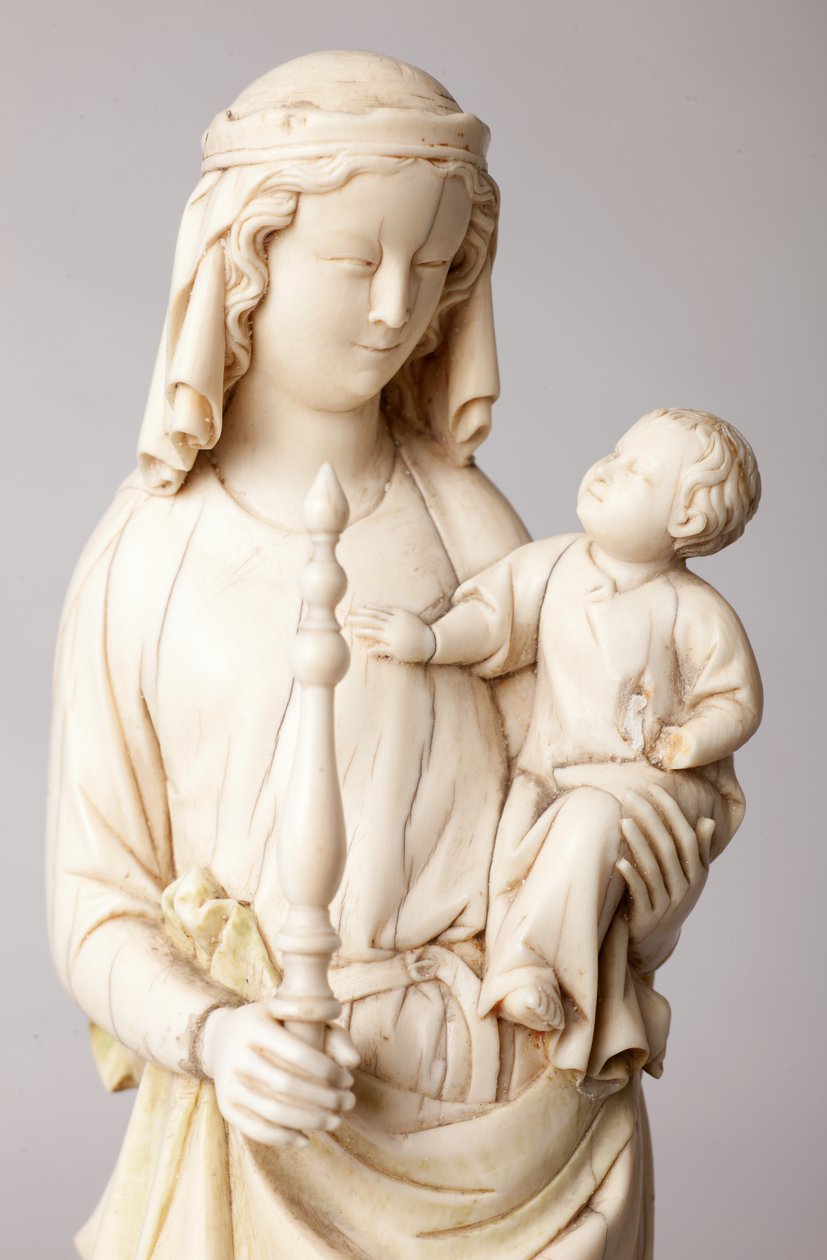 Estatua. Virgen con Niño. Donación de Mgr Cantineau, decano del capítulo de la catedral. Marfil. Siglo XIII (detalle) de Unknown artist