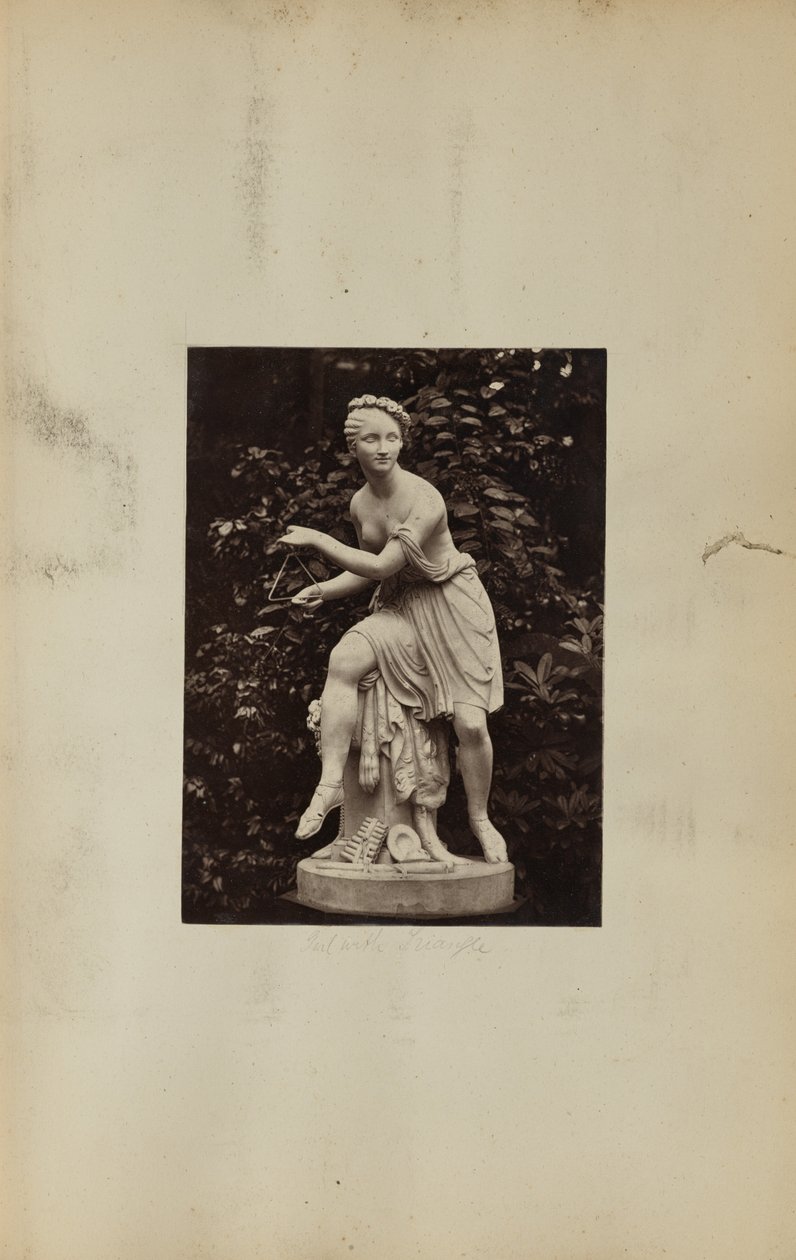 [Estatua de niña con triángulo] de Unknown artist