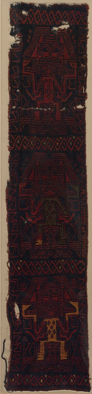 Fragmento de Textil con Tres Deidades Frontales y Patrón Entrelazado de Unknown artist