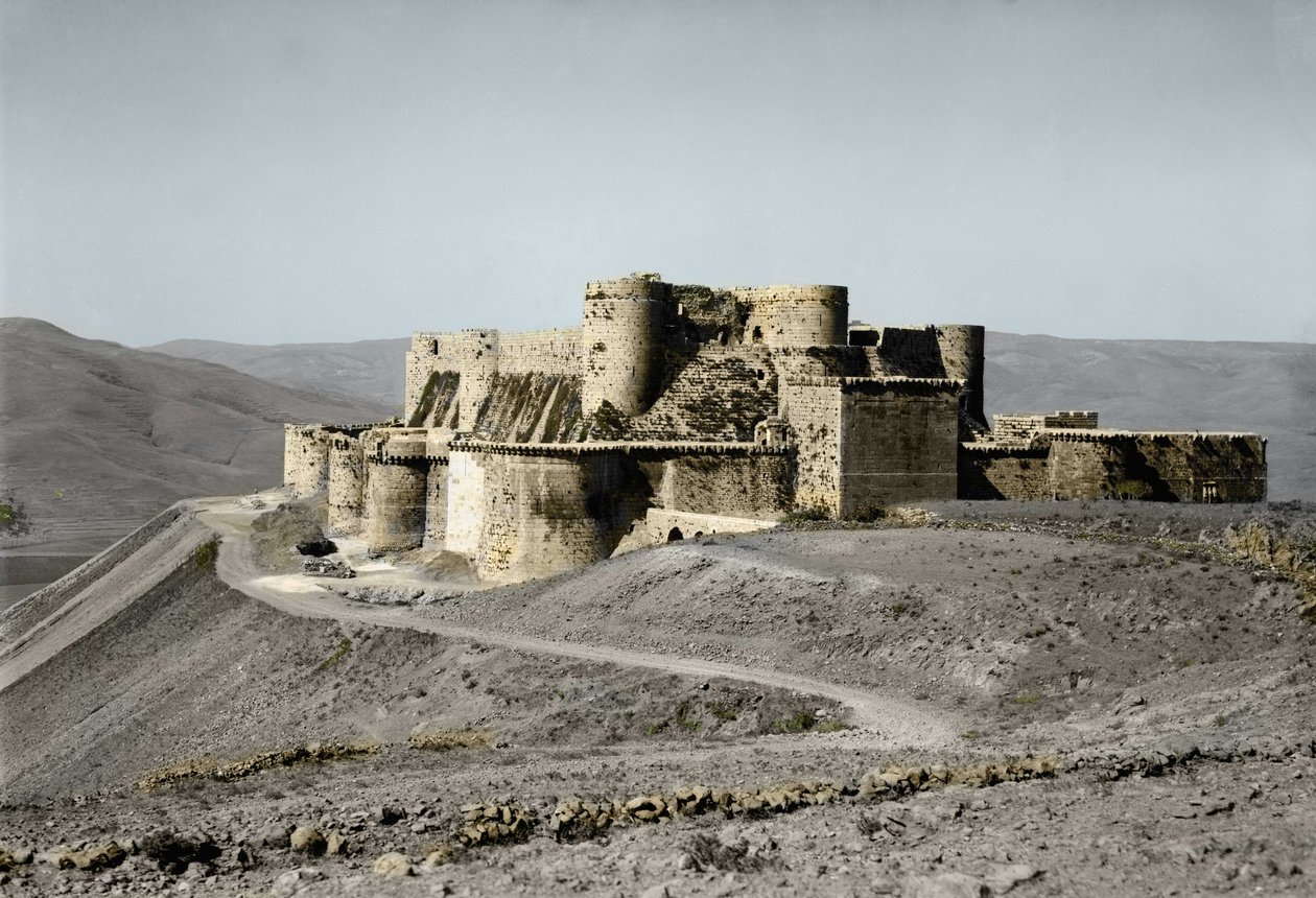 El castillo fortaleza Krak de los Caballeros que data del período de las Cruzadas se encuentra en el oeste de Siria, en 1930. de Unknown artist