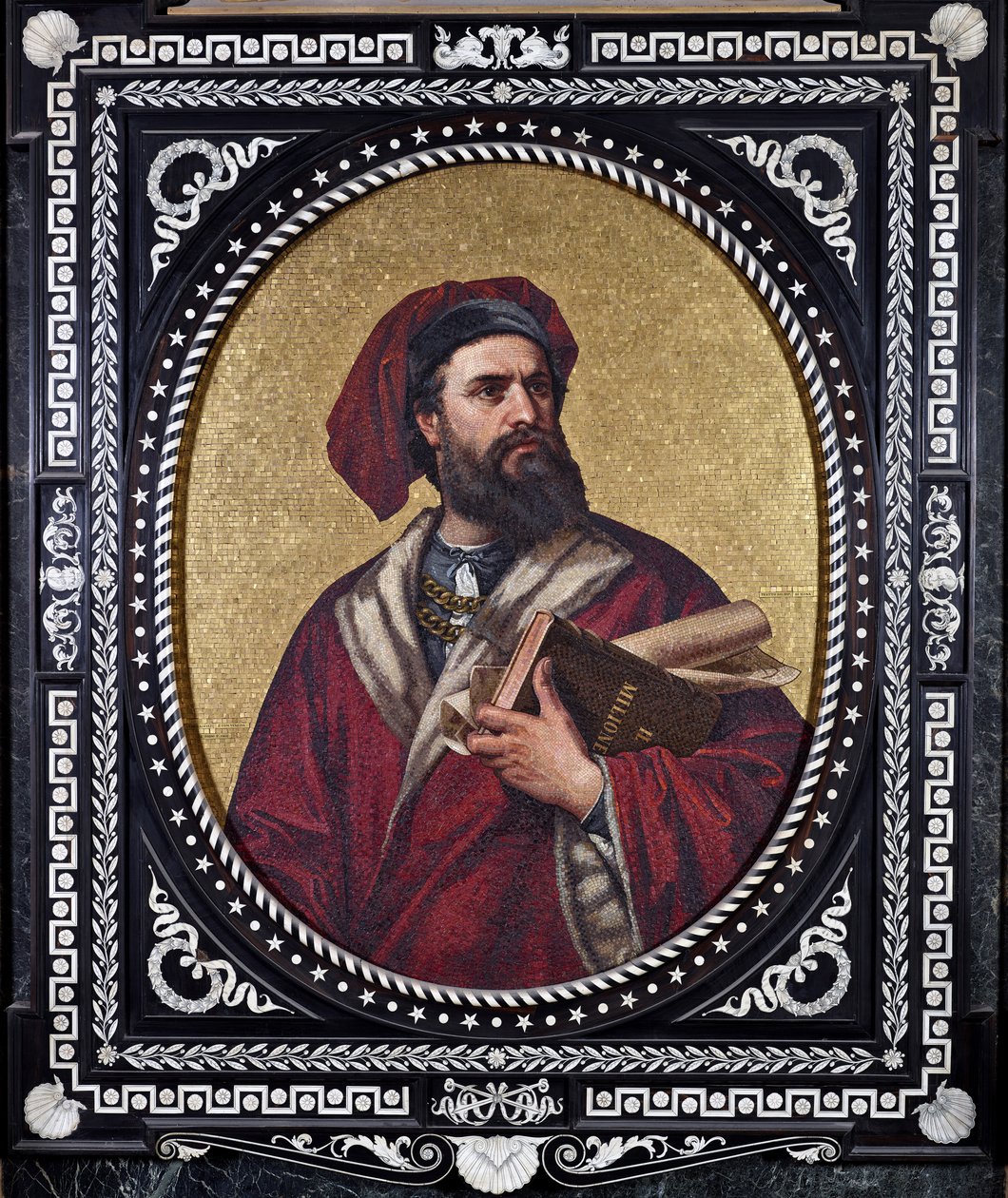 El explorador veneciano Marco Polo sosteniendo bajo su brazo 