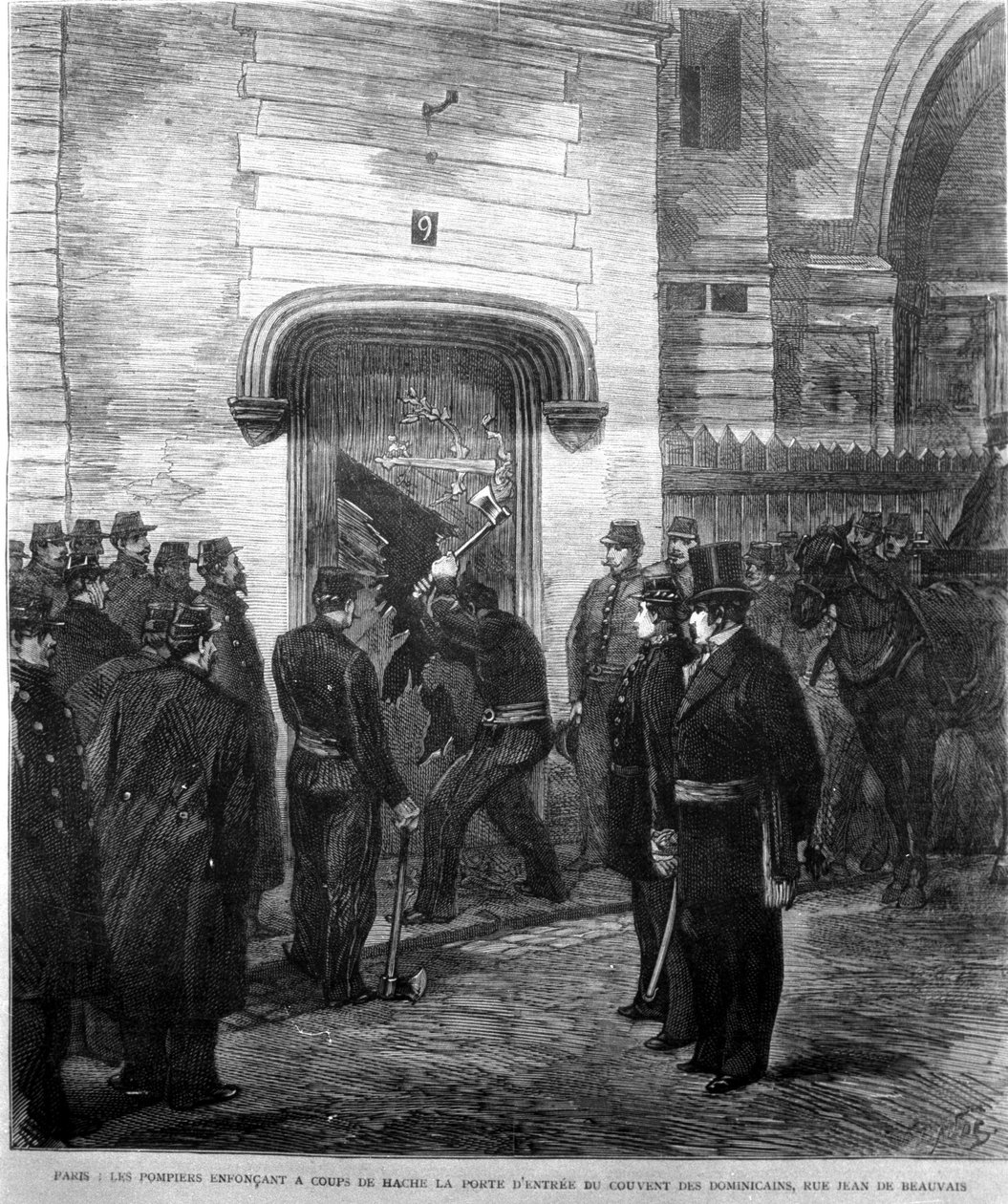 Los bomberos derribaron la puerta de entrada del convento dominicano en la Rue Jean de Beauvais en París en 1880. Grabado del siglo XIX de Unknown artist