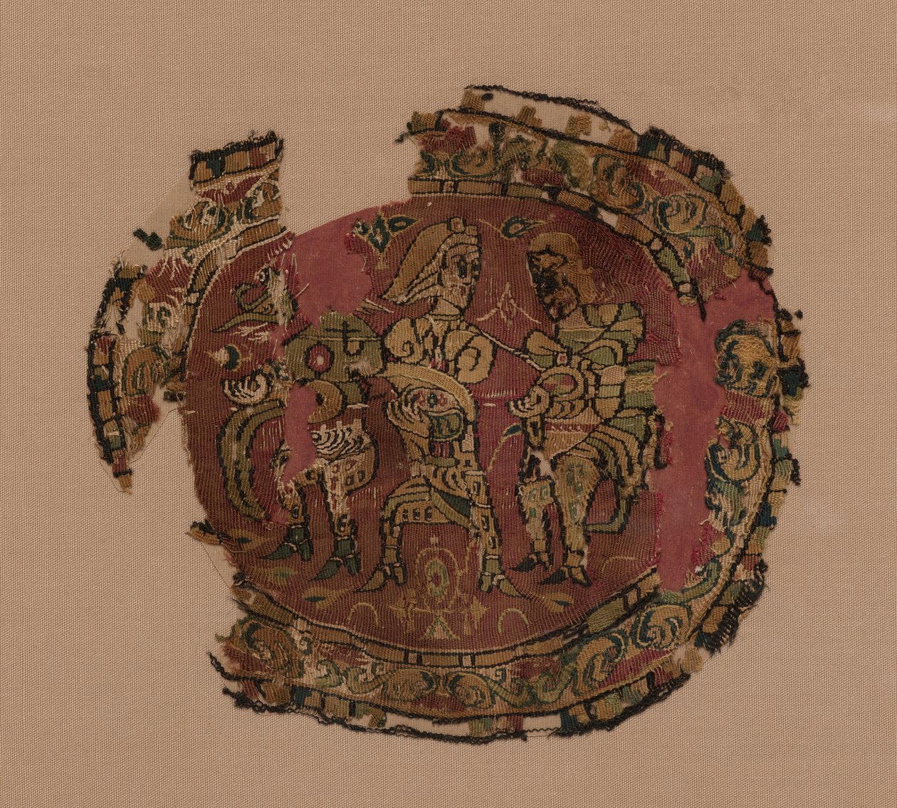 Tres figuras de una túnica de Unknown artist