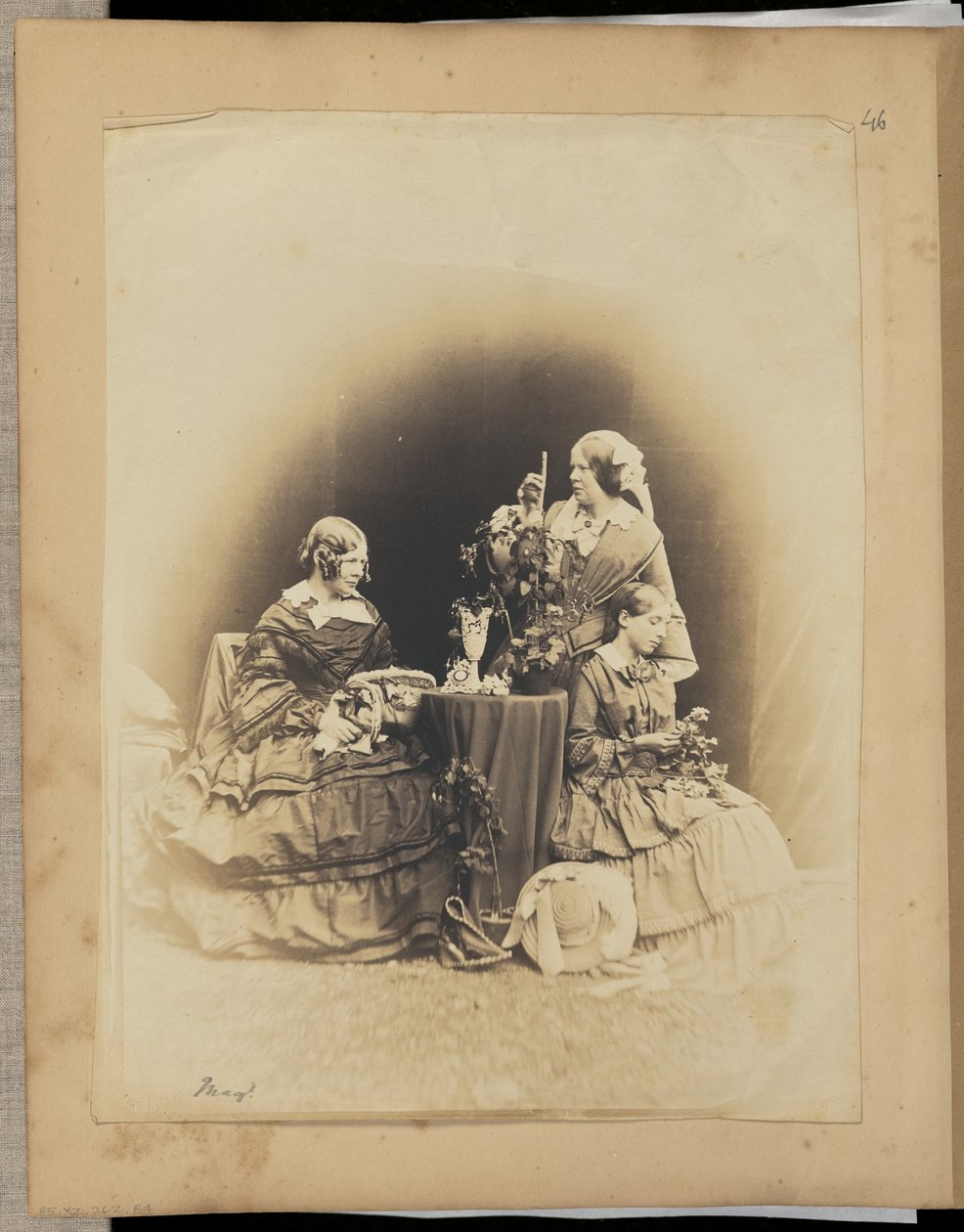 [Tres mujeres con flores] de Unknown artist