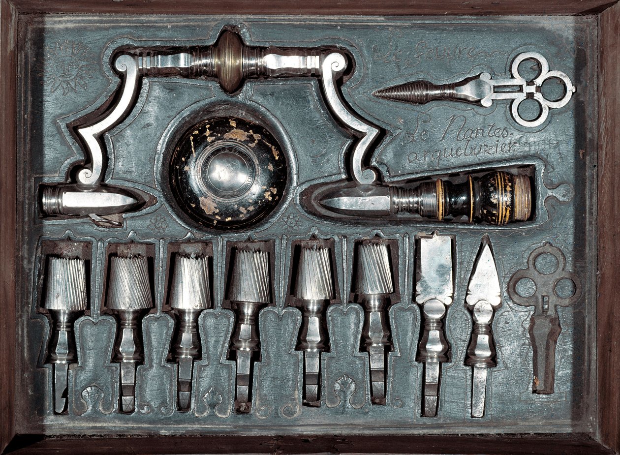 Trépano, herramienta quirúrgica (taladro) con accesorios. 1768 París, museo de la historia de la medicina de Unknown artist