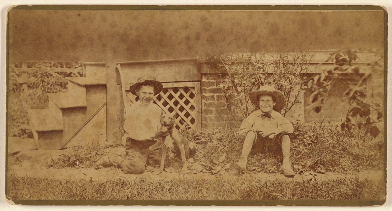 [Dos chicos sentados en el suelo con un perro] de Unknown artist
