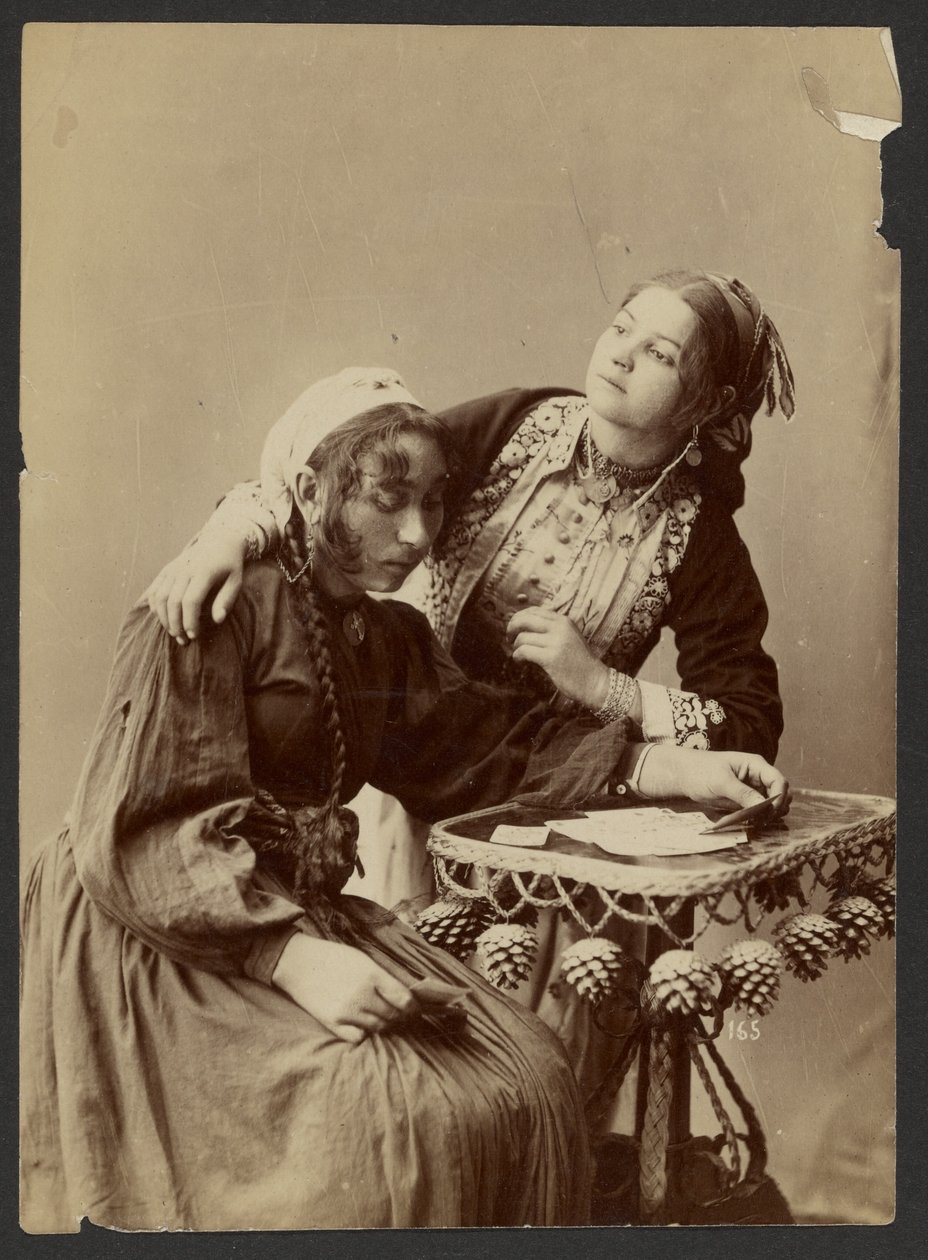 [Dos mujeres en el escritorio] de Unknown artist