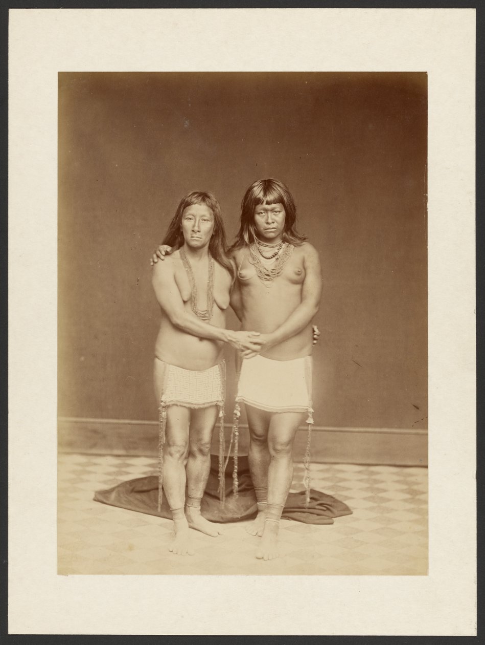 [Dos mujeres tomadas de la mano] de Unknown artist