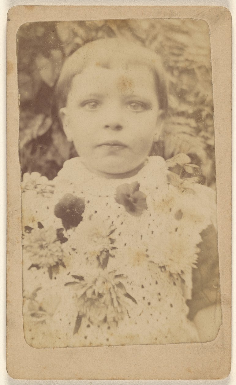 [Niña no identificada con un vestido floreado] de Unknown artist