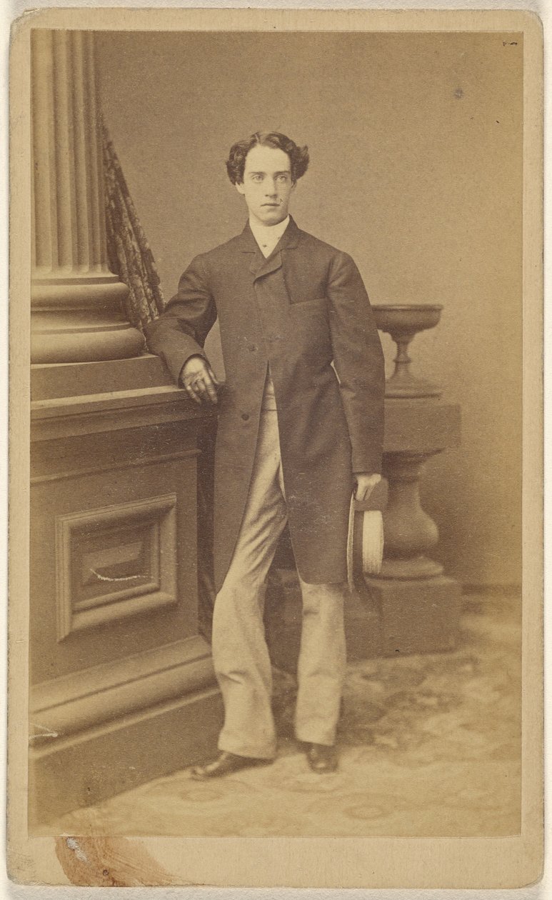 [Hombre no identificado con guantes, sosteniendo un sombrero de paja en su mano izquierda, de pie] de Unknown artist
