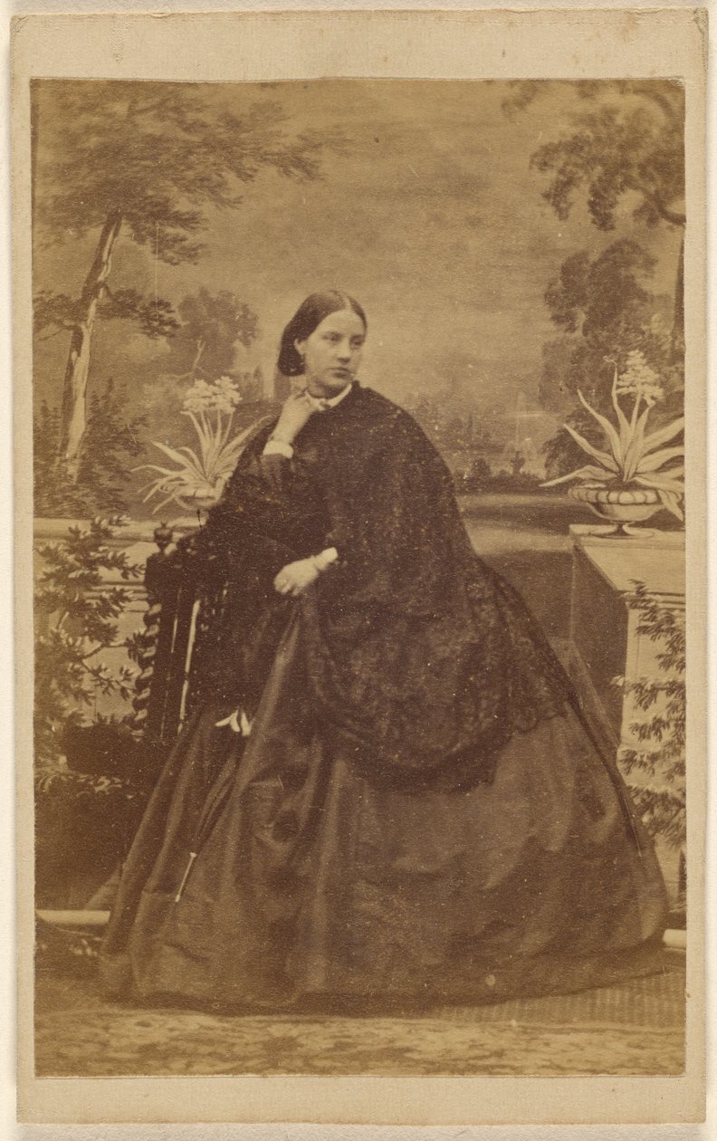 [Mujer no identificada sentada, con la mano en el cuello] de Unknown artist