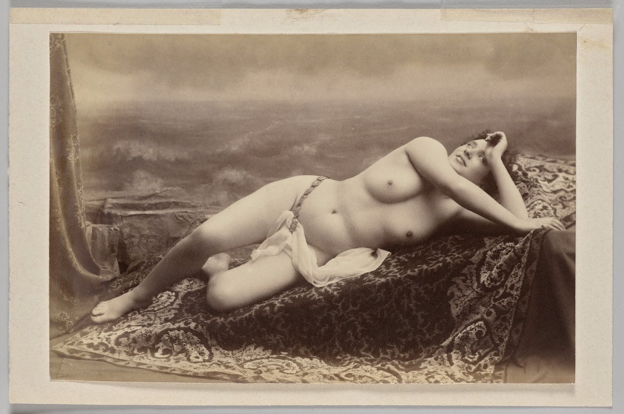 Sin título (desnudo recostado en una alfombra sobre un fondo pintado de olas) de Unknown artist