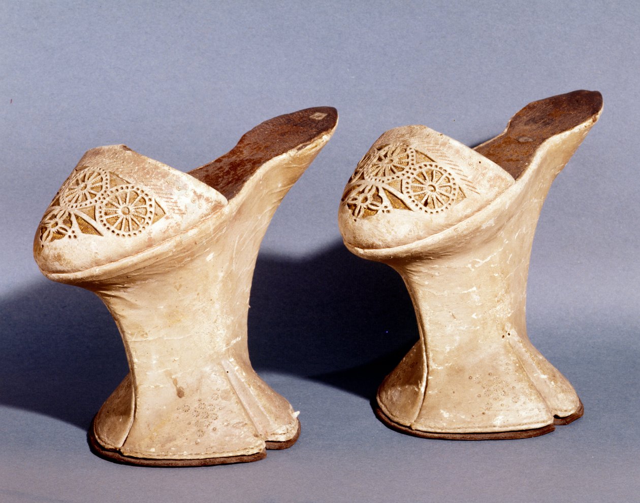Moda veneciana: zapatos de mujer con plataforma. Siglo XVIII de Unknown artist