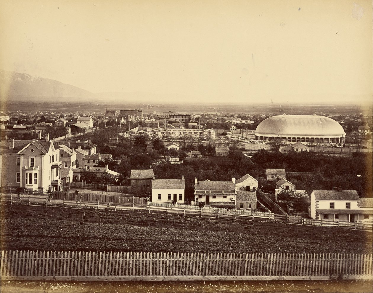 [Vista del Tabernáculo de Salt Lake y la ciudad] de Unknown artist