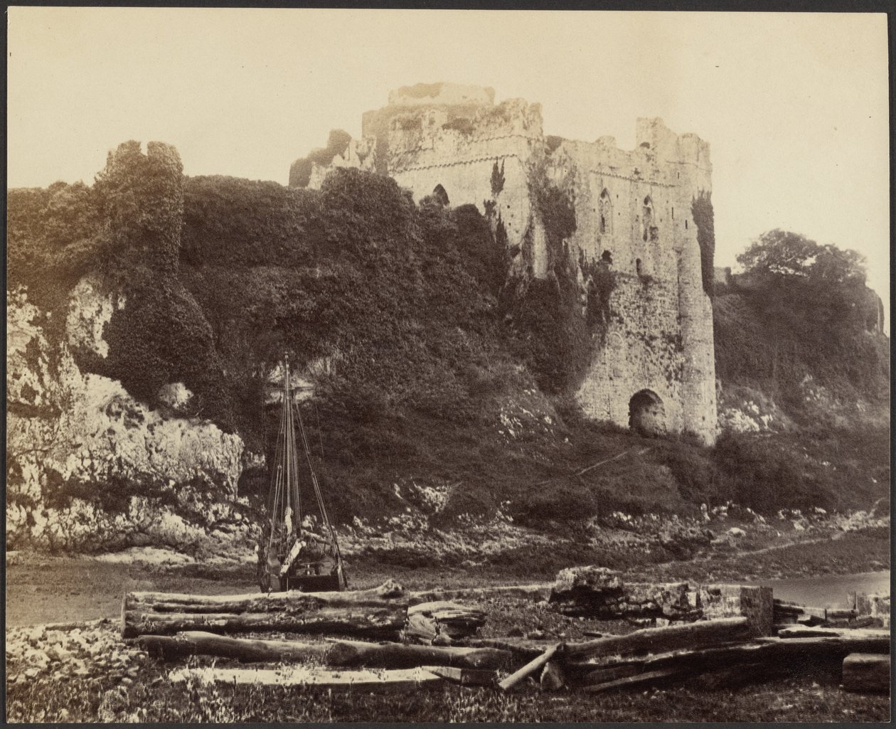[Vista de un castillo desde el otro lado de un río] de Unknown artist
