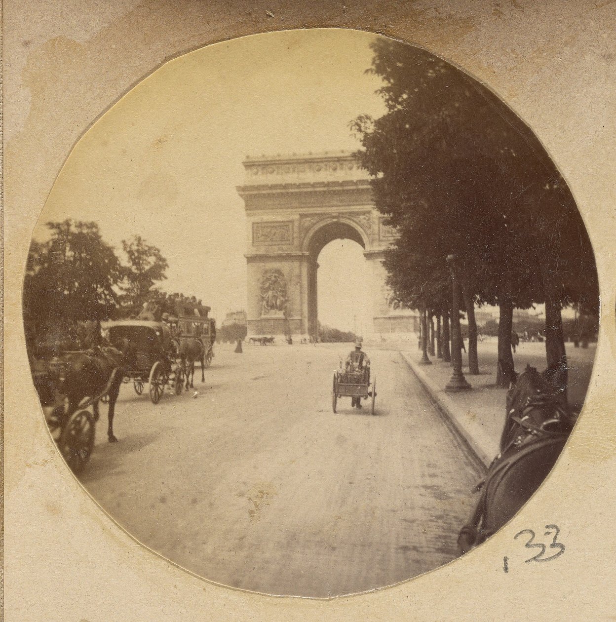 [Vista del Arco del Triunfo, París, Francia, con carruajes en la calle]. de Unknown artist