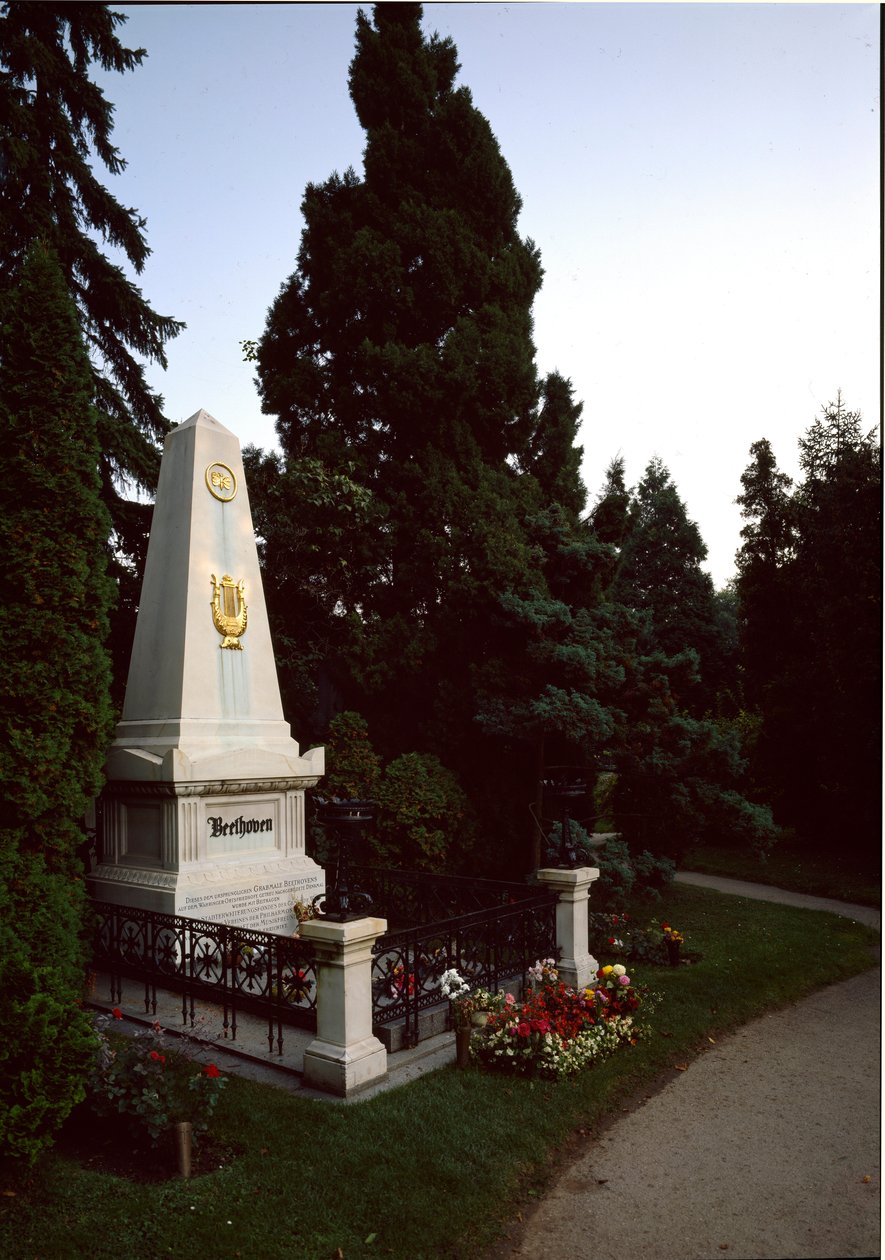 Vista de la tumba del compositor alemán Ludwig van Beethoven (1770-1827) en el cementerio central de Viena (Zentralfriedhof), Austria de Unknown artist