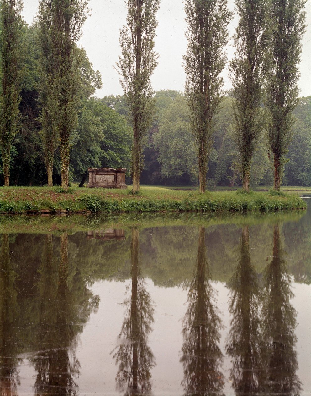 Vista de la tumba del filósofo suizo Jean Jacques Rousseau (1712-1778) en Ermenonville (Oise) de Unknown artist