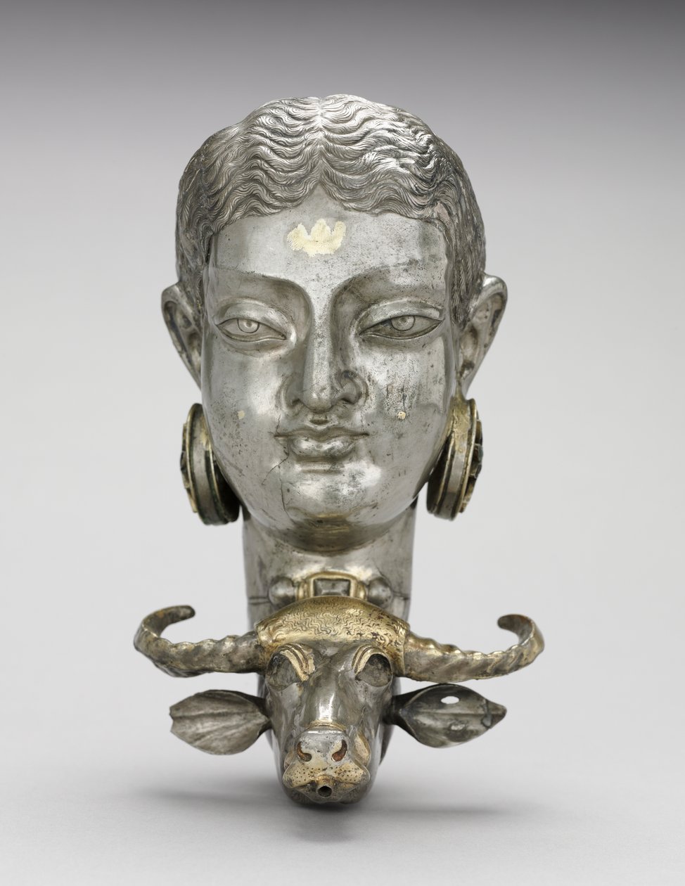 Mujer y Rhyton de búfalo de agua de Unknown artist