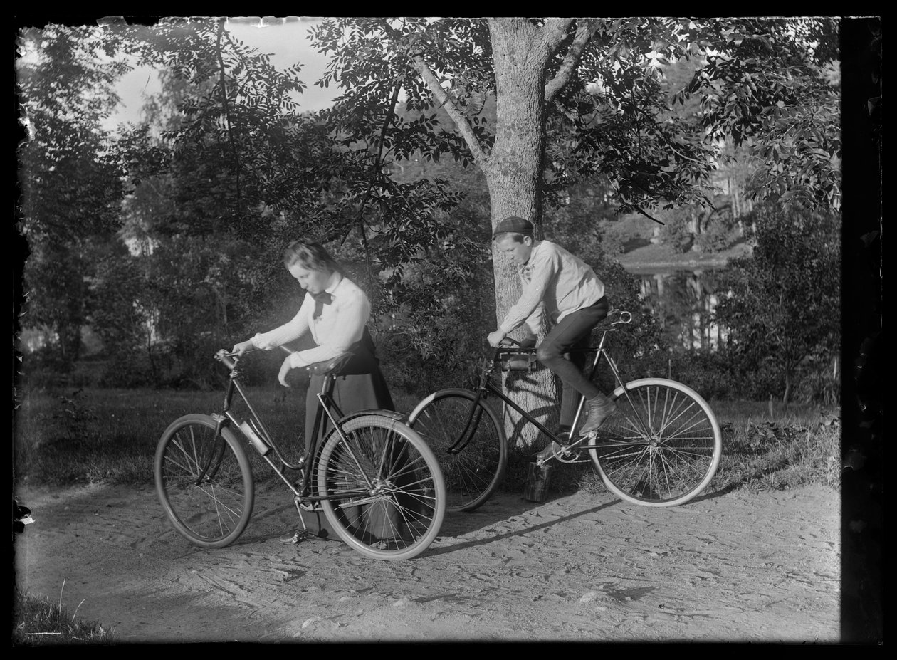 Elsa y Guido Simberg van en bicicleta de Unknown artist/maker