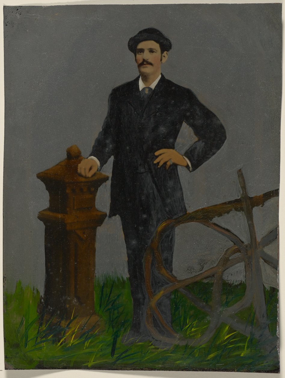 [Retrato de hombre de pie con sombrero] de Unknown artist/maker