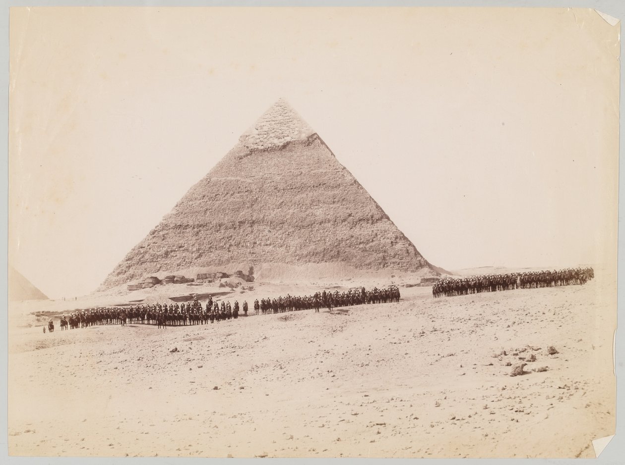 Húsares del siglo XIX formados frente a una pirámide en Giza, Egipto, circa 1882 de Unknown