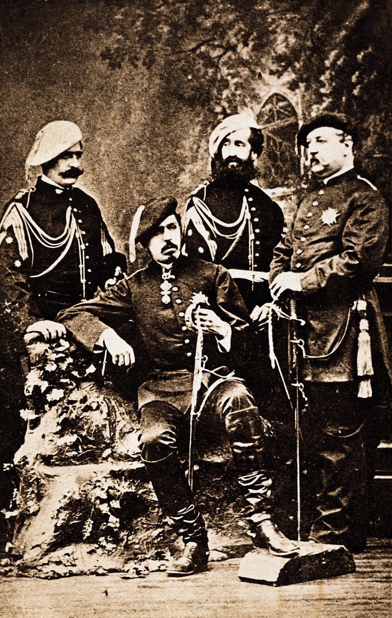 Tercera Guerra Carlista (1872-1876): el pretendiente al trono de España Carlos de Borbón (1848-1909), Duque de Madrid, rodeado de sus defensores. Sangüesa, La Rioja, España. Fotografía circa 1872-1876 de Unknown photographer