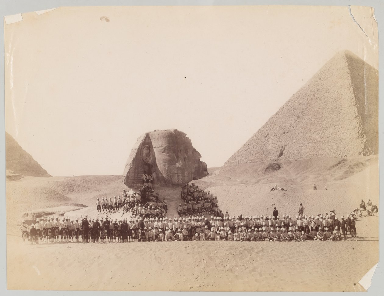 42º Highlanders frente a la Esfinge en Giza, Egipto de Unknown photographer