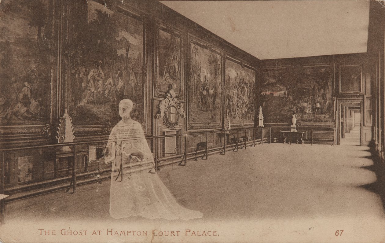 Un "fantasma" en la Galería de la Reina, c.1910 (postal) de Unknown photographer