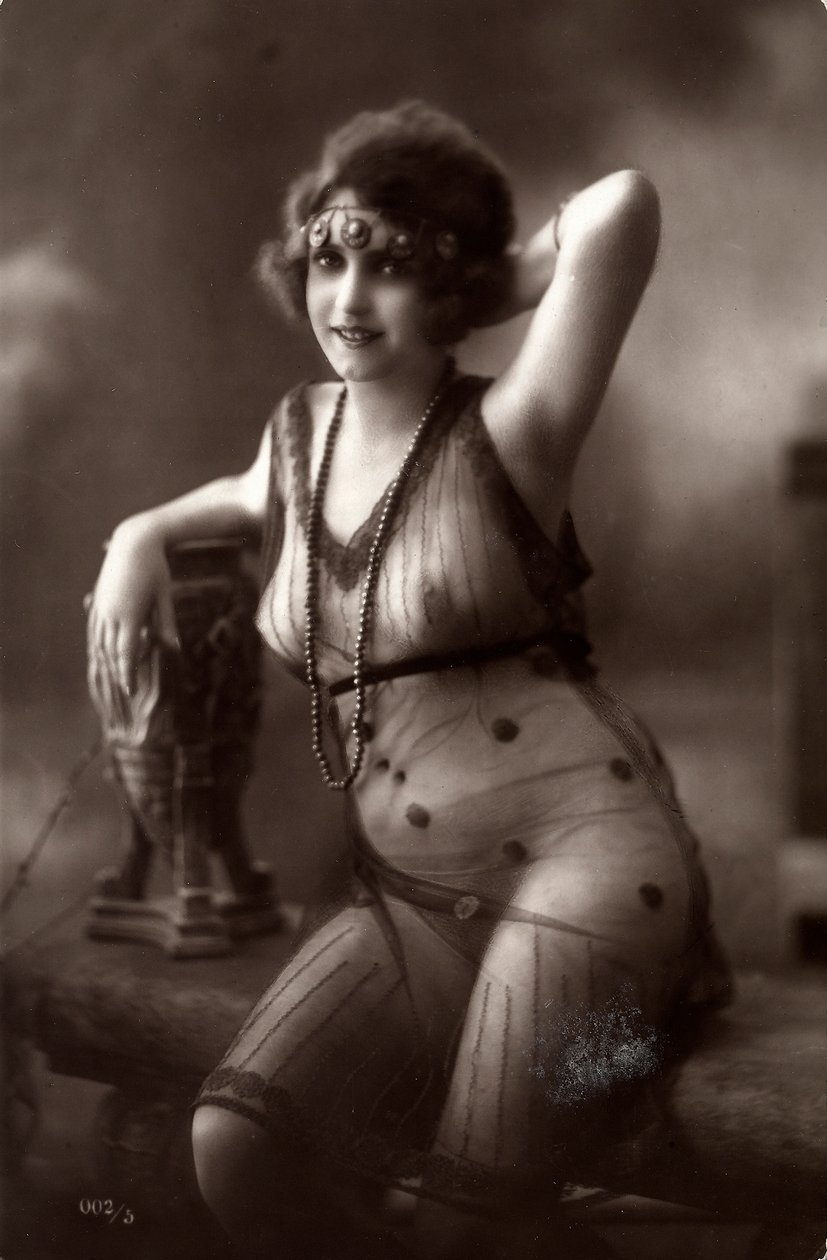 Una joven sentada, con un vestido transparente de Unknown photographer