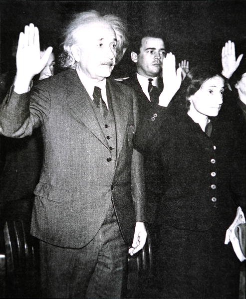Albert Einstein con su hijastra Margot jurando la ciudadanía estadounidense, Nueva Jersey de Unknown photographer