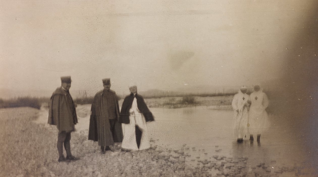 Álbum de la Primera Guerra Mundial en Friuli-Venecia Julia: oficiales y enfermeras de la Cruz Roja sobre el río Natisone de Unknown photographer