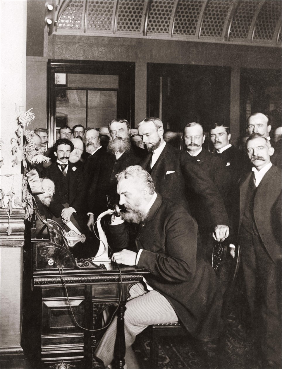 Alexander Graham Bell (1847-1922) en la inauguración de la línea de larga distancia de Nueva York a Chicago, 18 de octubre de Unknown photographer