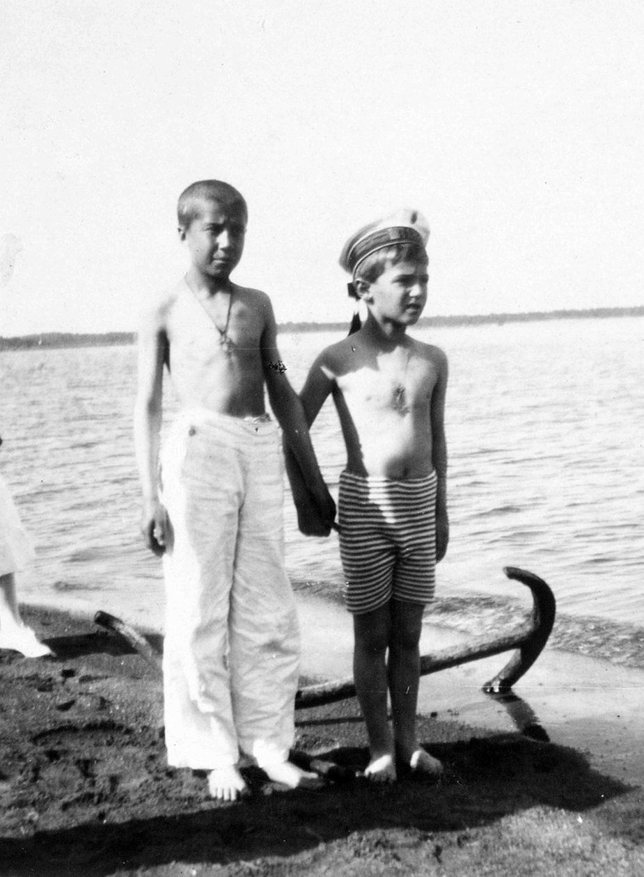 Alexei el Zarevich mientras juega en la playa de Livadia en Crimea (foto en blanco y negro) de Unknown photographer