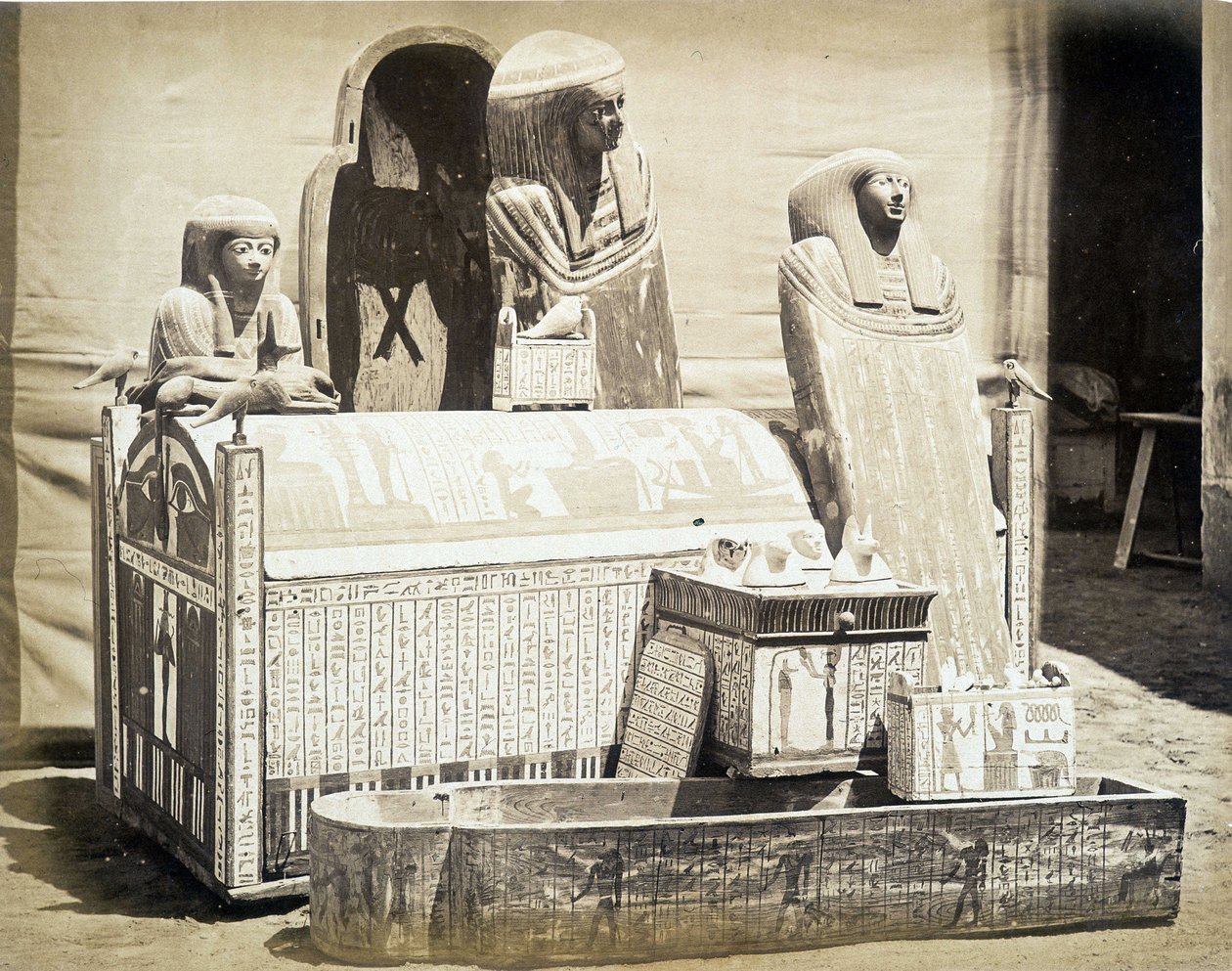 Estatuas arqueológicas encontradas en Egipto - en "Álbum de fotos del 1er Museo de El Cairo" fundado por Auguste Mariette Bey de Unknown photographer