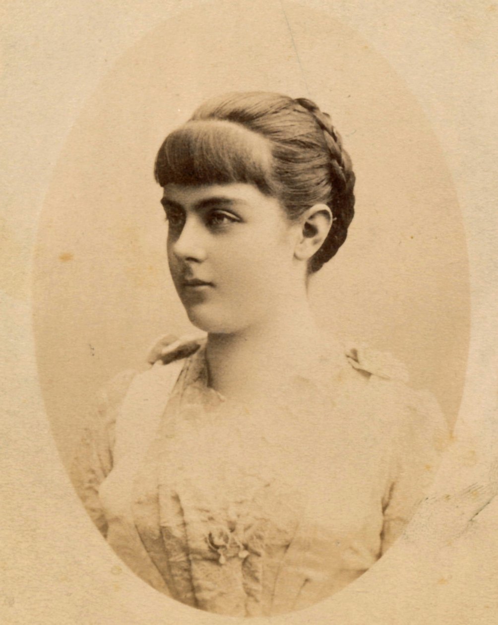 Baronesa Marie Alexandrine "Mary" von Vetsera (19 de marzo de 1871 - 30 de enero de 1889) (foto) de Unknown photographer